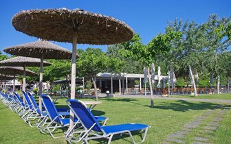 Hotel Sun Beach - záhradný areál - letecký zájazd CK Turancar - Grécko, Olympská riviéra, Platamonas Hotel Sun Beach - záhradný areál - letecký zájazd CK Turancar - Grécko, Olympská riviéra, Platamonas