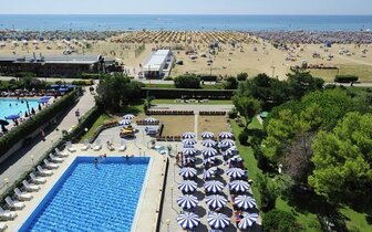 Hotel Palace s bazénom v Bibione, severný Jadran, zájazdy autobusovou a individuálnou dopravou do Talianska CK TURANCAR