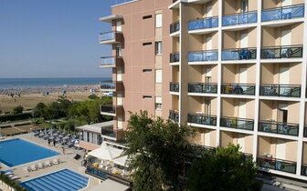 Hotel Palace s bazénom v Bibione, severný Jadran, zájazdy autobusovou a individuálnou dopravou do Talianska CK TURANCAR