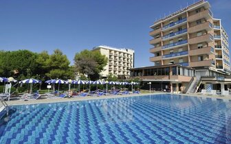 Hotel Palace s bazénom v Bibione, severný Jadran, zájazdy autobusovou a individuálnou dopravou do Talianska CK TURANCAR