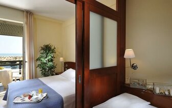 Hotel Palace s bazénom v Bibione, severný Jadran, zájazdy autobusovou a individuálnou dopravou do Talianska CK TURANCAR