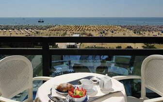 Hotel Palace s bazénom v Bibione, severný Jadran, zájazdy autobusovou a individuálnou dopravou do Talianska CK TURANCAR