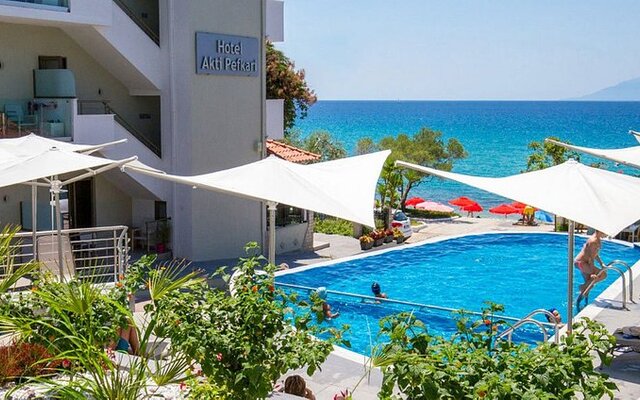 Hotel Akti Pefkari -  exteriér a bazén - zájazd CK TURANCAR