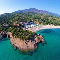 Rdodon hotel  Tripiti pláž z výšky v pozadí iný hotel - letecký zájazd CK Turancar (Thasos Tripiti)