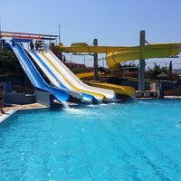 Hotel Eri beach-bazén-šmykľavky-letecký zájazd CK Turancar-Kréta-Hersonissos