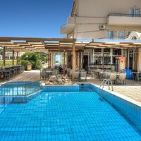 Grécko - Kréta - Hotel Seafront-Adelianos Kampos-hlavná budova a bazén