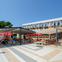 Hotel Centinera - reštaurácia s terasou - autobusový zájazd CK Turancar - Chorvátsko, Istria, Pula