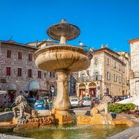 Autobusový poznávací zájazd, Taliansko, Umbria, Assisi, Piazza del Comune 