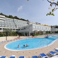 Hotel Narcis - areál s bazénom - autobusový zájazd CK Turancar - Chorvátsko, Istria, Rabac