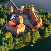 Autobusový poznávací zájazd, Pobaltie, Litva, ostrovný hrad Trakai