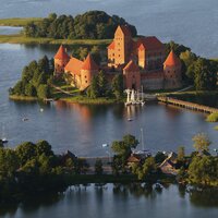 Autobusový poznávací zájazd, Pobaltie, Litva, ostrovný hrad Trakai