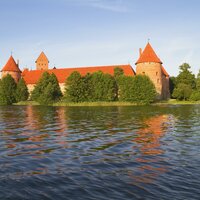Autobusový poznávací zájazd, Pobaltie, Litva, ostrovný hrad Trakai