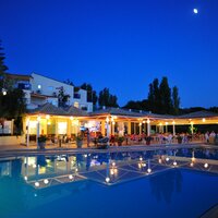 Hotel Rethymno Mare - večerný pohľad na bazén - letecká doprava CK Turancar - Kréta, Skaleta