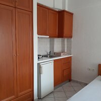Apartmánový dom Stelios-interiér izby-kuchynka-zájazd autobusovou a individuálnou dopravou CK Turancar