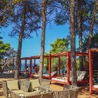 Depandance Flora/Madera - sedenie pri bazéne - autobusový zájazd CK Turancar - Chorvátsko, Vodice