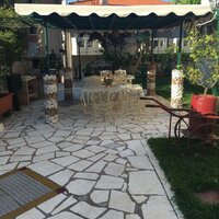 Apartmánový dom Vergina-Thasos-Skala Potamias-autobusový zájazd CK TURANCAR-záhradka-posedenie