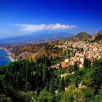 Poznávací zájazd s kombinovanou dopravou Taliansko Sicília pohlad z Taorminy v pozadí Etna