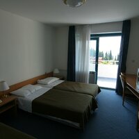Hotel Alba - izba - autobusový zájazd CK Turancar - Chorvátsko-Sv. Filip i Jakov