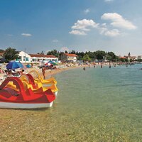 Hotel Alba - pláž - autobusový zájazd CK Turancar - Chorvátsko-Sv. Filip i Jakov