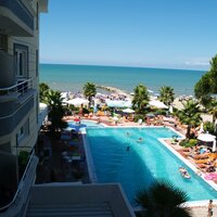 Meli Holiday - pohľad z balkóna na bazén - Albánsko Durres - letecký zájazd CK Turancar