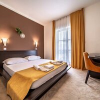 Hotel Nikola - mesto - autobusový zájazd CK Turancar - Chorvátsko - Vodice