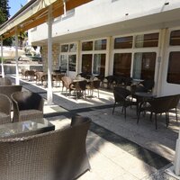 hotel Palma - vonkajšia terasa - autobusový zájazd CK Turancar - Chorvátsko - Makarska