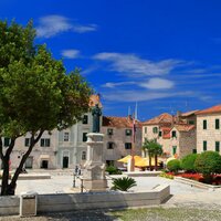 Vila Dalmacija - Makarska - slnečné námestie - Chorvátsko - Makarska