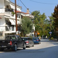 Apartmánový komplex Noulis - pohľad do ulice - autobusová doprava CK Turancar (Polichrono)