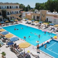 Grécko - Rodos - hotel Marathon - bazén vpozadí s hotelom