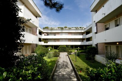 apartmánový dom Gemini s bazénom a záhradou v časti Pineda v Bibione, zájazdy autobusovou a ind. dopravou CK TURANCAR