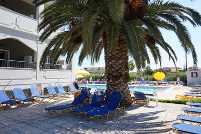 Hotel Mimosa - bazén - letecké zájazdy CK Turancar - Korfu, Sidari