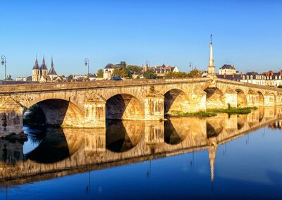 Autobusový poznávací zájazd Najkrajšie francúzske zámky Blois most cez rieku Loire