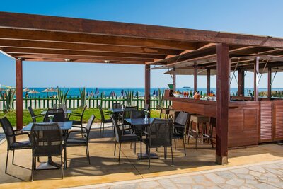 Grécko - Kréta - Hotel Bella beach-plážový bar-letecký zájazd CK Turancar-Kréta-Anissaras