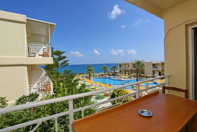 Hotel Eri Beach & Village - výhľad z izby - letecký zájazd CK Turancar - Kréta, Hersonissos