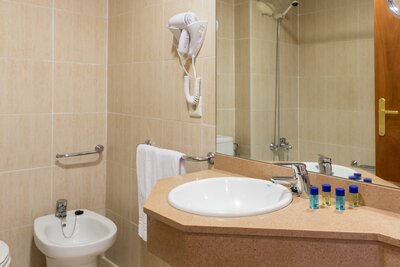 Hotel Royal Beach - kúpelňa - letecký zájazd CK Turancar - Španielsko, Lloret de Mar