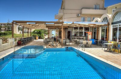 Grécko - Kréta - Hotel Seafront-Adelianos Kampos-hlavná budova a bazén