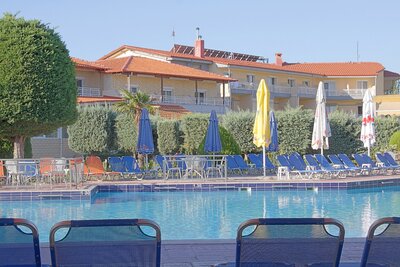 Letecký zájazd CK Turancar-Paralia-Hotel Grand Platon-bazén a budova hotela