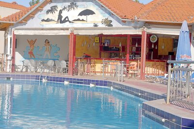 Letecký zájazd CK Turancar-Paralia-Hotel Grand Platon-bazén a bar pri bazéne