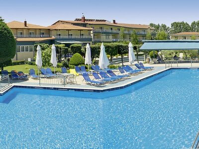 Letecký zájazd CK Turancar-Paralia-Hotel Grand Platon - budova hotela, bazén