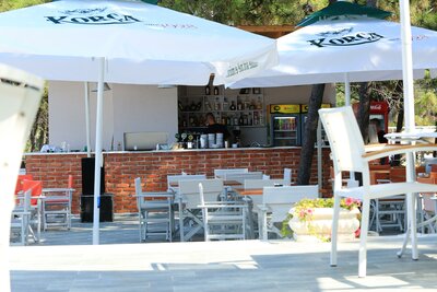 Diamma resort - bar pri bazéne - letecký zájazd CK Turancar - Albánsko, Durres