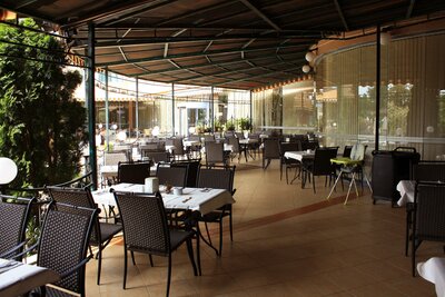Hotel Tiara Beach, reštaurácia - vonkajšie sedenie -letecký zájazd CK Turancar, Bulharsko, Slnečné pobrežie