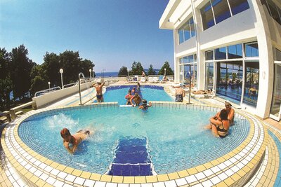 Hotel Brioni - bazén - autobusový zájazd CK Turancar - Chorvátsko, Istria, Pula