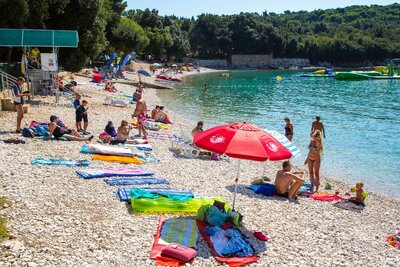 Hotel Centinera - pláž - autobusový zájazd CK Turancar - Chorvátsko, Istria, Pula