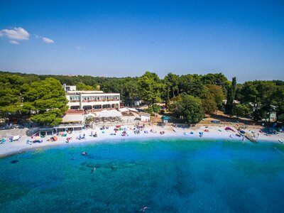 Hotel Centinera - pláž - autobusový zájazd CK Turancar - Chorvátsko, Istria, Pula