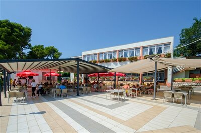 Hotel Centinera - reštaurácia s terasou - autobusový zájazd CK Turancar - Chorvátsko, Istria, Pula