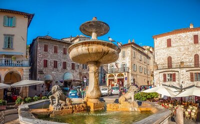CK Turancar, autobusový poznávací zájazd, Umbria - potulky srdcom Talianska, Assisi, Piazza del Comune