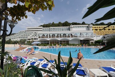 Hotel Narcis - bazén - autobusový zájazd CK Turancar - Chorvátsko, Istria, Rabac