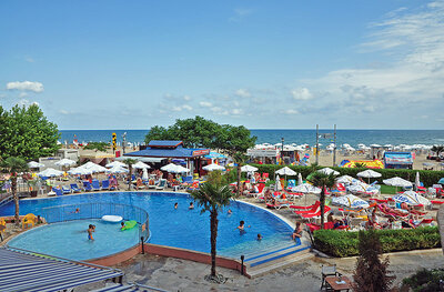 hotel Fiesta M - bazén -  letecký zájazd CK Turancar - Slnečné pobrežie