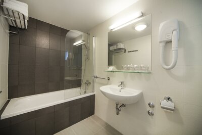 Hotel Neptun - suita kúpelňa - Chorvátsko Tučepi - autobusový zájazd CK Turancar