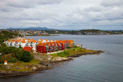 Autobusový poznávací zájazd Škandinávsky okruh Stavanger, typická architektúra Nórskeho pobrežia
